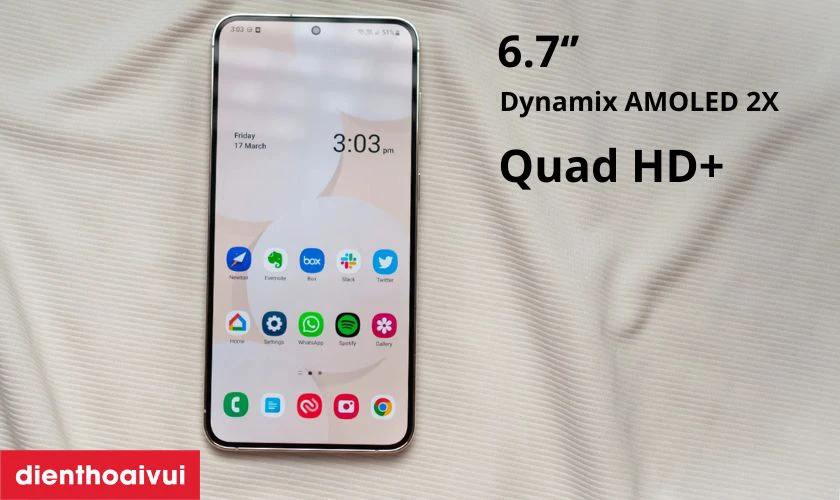 Màn hình QHD+ 6.7 inch - thích ứng tốt dưới ánh sáng mặt trời